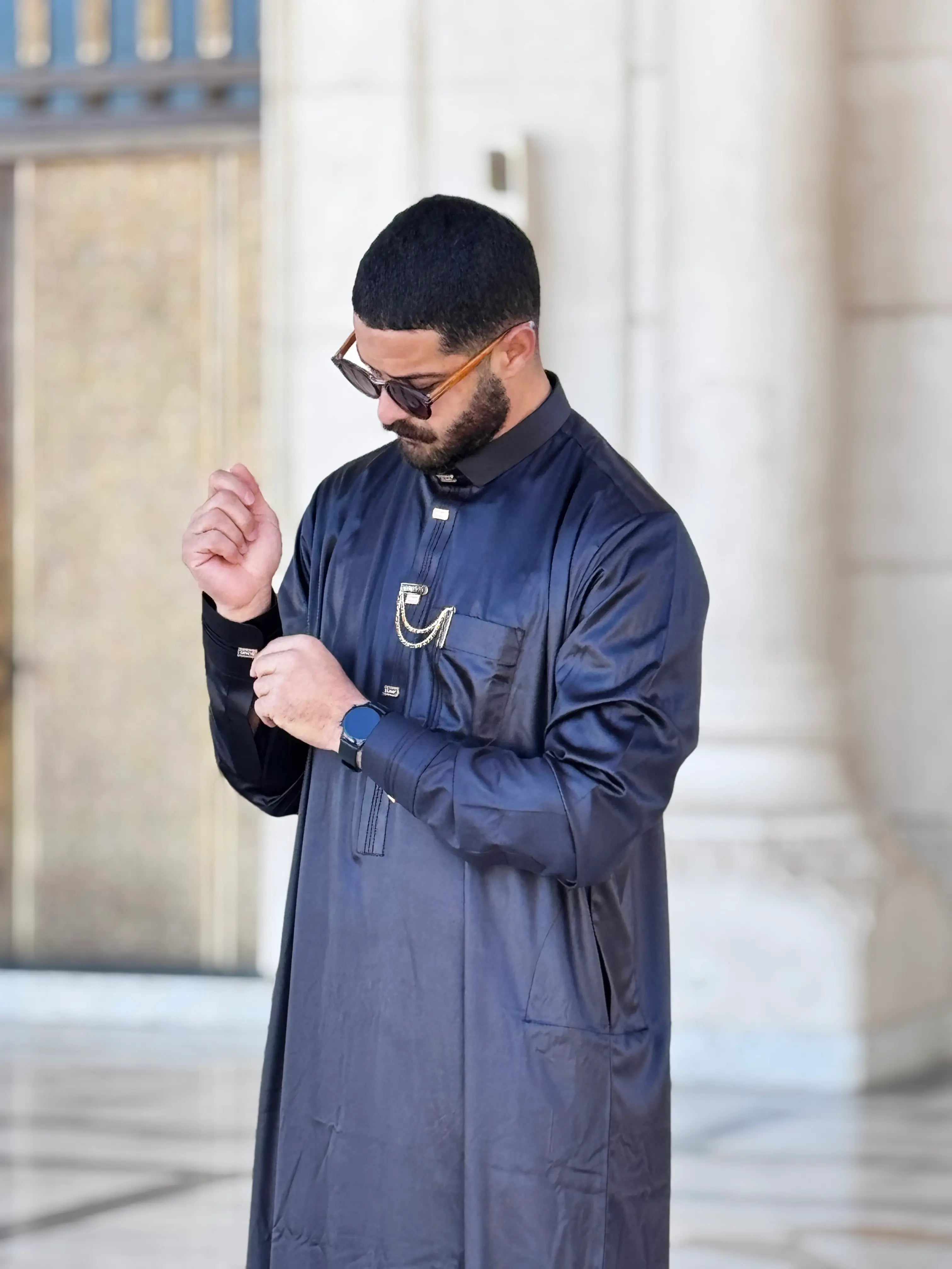 قميص الخليل أسود فاخر